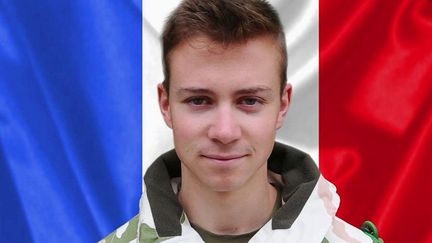 Antoine Serre, 22 ans, était le plus jeune soldat tué lors de l'opération Barkhane lundi 25 novembre. Les habitants de Charbonnières-les-Varennes (Puy-de-Dôme) dont il était originaire se souviennent de l'enfant du pays. (FRANCE 2)