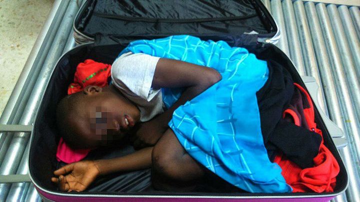 Adou Ouattara, un jeune migrant ivoirien de 8 ans, caché dans une valise à son arrivée à Ceuta, enclave espagnole en Afrique du Nord le 8 mai 2015. (AFP - Spanish Guardia Civil)