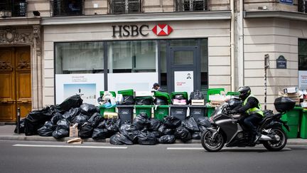 Des poubelles entassées&nbsp;en raison d'une grève, le 10 juin 2016, dans le centre de Paris.&nbsp;&nbsp; (RODRIGO AVELLANEDA / ANADOLU AGENCY / AFP)