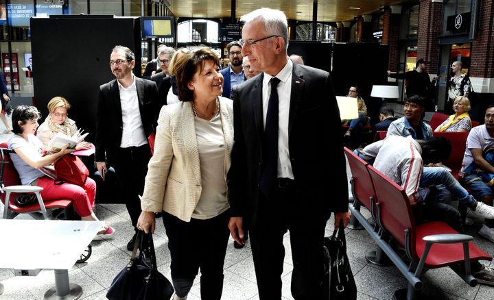 Martine Aubry et Guillaume Pepy, à la gare de Lille, en mai 2017.&nbsp; (MAX ROSEREAU / MAXPPP)