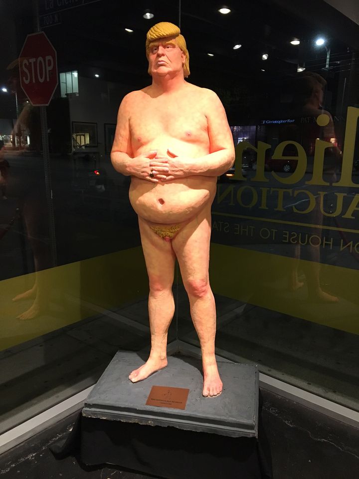 Une statue caricaturale grandeur réelle de Donald Trump,&nbsp;nu, s'est vendue aux enchères 22 000 dollars samedi 22 octobre à Los Angeles. (LOIC PIALAT / RADIO FRANCE)