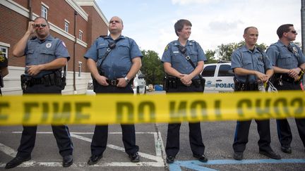 Des policiers lors d'une manifestation en m&eacute;moire de Michael Brown, jeune adolescent noir tu&eacute; par un membre des forces de l'ordre, &agrave; Ferguson (Missouri, Etats-Unis), le 30 ao&ucirc;t 2014. (AARON P. BERNSTEIN / GETTY IMAGES NORTH AMERICA / AFP)