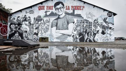 La fresque d'hommage à Steve Maia Caniço, dont le corps a été retrouvé lundi 29 juillet dans la Loire, à Nantes.&nbsp; (LOIC VENANCE / AFP)