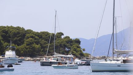 Des bateaux au large des îles de Lérins, dans la baie de Cannes, le 23 juillet 2020. Photo d'illustration. (PATRICE LAPOIRIE / MAXPPP)