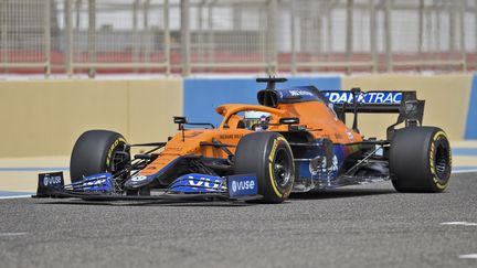 Daniel Ricciardo au volant de sa McLaren, lors de la deuxième matinée des essais de pré-saison, le 13 mars 2021 (MAZEN MAHDI / AFP)