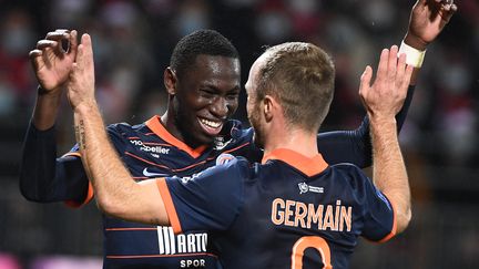 Valère Germain et Junior Sambia, tous deux buteurs samedi, célèbrent ce très large succès de Montpellier à Brest, samedi 11 décembre 2021. (FRED TANNEAU / AFP)