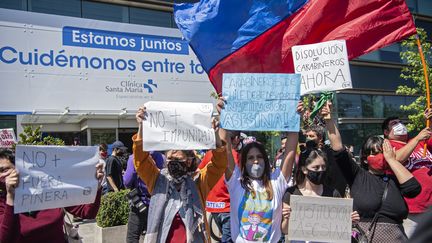 Le 3 octobre 2020 au Chili à Santiago, des manifestantes protestent contre les violences policières devant la clinique où un adolescent de 16 ans est hospitalisé après avoir été jeté d'un pont par un policier lors d'une manifestation. (MARTIN BERNETTI / AFP)