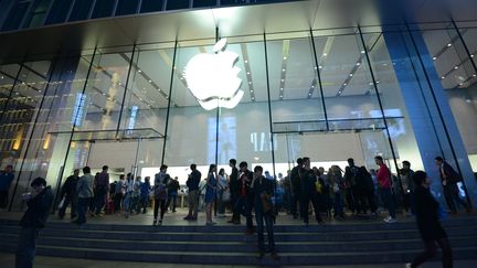 Des clients attendent devant un Apple Store &agrave; Shanghai, en Chine, le 17 octobre 2014. (HU YAN / IMAGINECHINA / AFP)