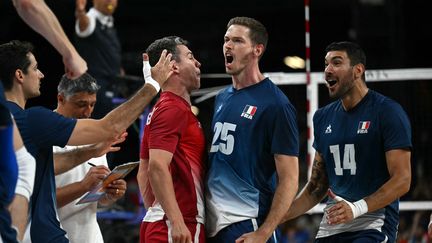 Quentin Jouffroy, Jenia Grebennikov et Nicolas Le Goff, lors de la finale remportée 3 sets à zéro contre la Pologne, à l'Arena Paris Sud, le 10 août 2024. (MAURO PIMENTEL / AFP)