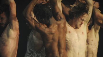 Les Ballets C de la B d'Alain Platel dansent  "Nicht Schlafen" 
 (CHRIS VAN DER BURGHT)