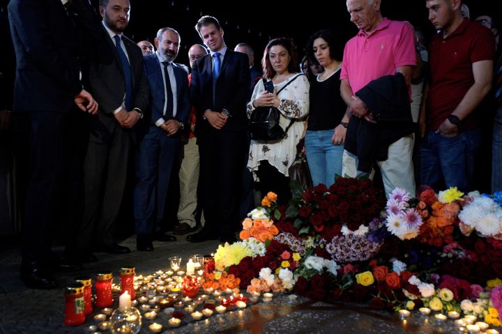 Le Premier Ministre Arménien Nikol Pashinyan se recueille sur la place Charles Aznavour, 1/10/18
 (KAREN MINASYAN / AFP)