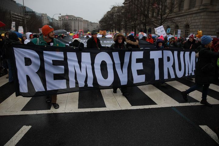 Une bannière "Destituez Trump" à la "Marche des&nbsp;femmes" à Washington, le 18 janvier 2020. (YASIN OZTURK / ANADOLU AGENCY)