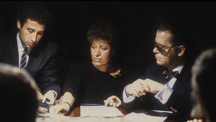 Carla Fendi et Karl Lagerfeld au travail sur la collection Fendi de 1986.
 (MARCELLO MENCARINI / LEEMAGE)