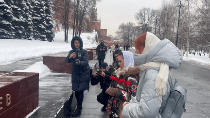 Des femmes de soldats mobilisés déposent des fleurs au pied du Kremlin à Moscou. Elles réclament le retour de leurs conjoints partis sur le front ukrainien depuis plus d'un an. (SYLVAIN TRONCHET / RADIO FRANCE)