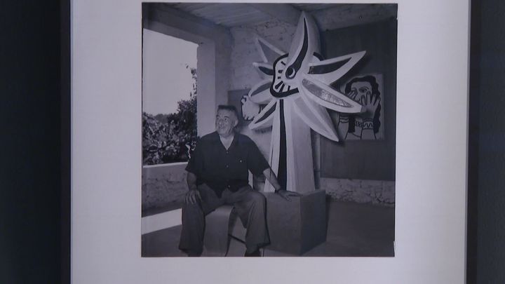 Fernand Léger avec une de ses sculptures les plus connues, "Le Grand Tournesol" . (France 3 Normandie)