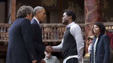 Barack Obama félicite les acteurs après leur performance au Théâtre du Globe, reproduction du théâtre historique où William Shakespeare se produisait au 17e siècle (23 avril 2016)
 (Carolyn Kaster / AP / Sipa)