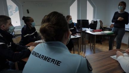 Des membres de la brigade chargée de lutter contre les violences intrafamiliales&nbsp;à&nbsp;Étampes (Essonne) (FRANCEINFO)