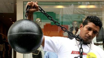 Brésil. Vendredi 26 août 2011, un homme manifeste contre le recours à l'esclavage pour la production de vêtements, rue Oscar Freire. Une rue qui rassemble des enseignes internationales dans le centre de Sao Paulo. (AGÊNCIA ESTADO)