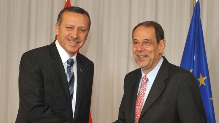 Le président turc, Recep Tayyip Erdogan, à l'époque Premier ministre, et Javier Solana, haut-représentant de la politique étrangère de l'UE, le 19 janvier 2009, à Bruxelles (Belgique). (DOMINIQUE FAGET / AFP)