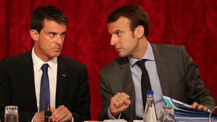 &nbsp; (Le Premier ministre Manuel Valls et le ministre de l'Economie Emmanuel Macron, le 16 juin 2015. © Maxppp)