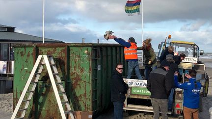 Des volontaires nettoient la plage des déchets contenus dans les conteneurs perdus par le MSC Zoe, le 2 janvier 2019. (MINKE SCHAT / DPA / MAXPPP)