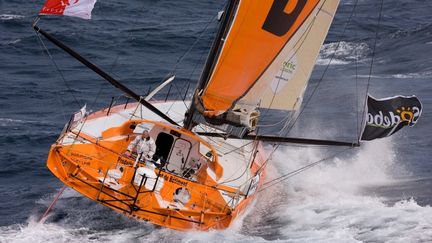 Le skippeur Vincent Riou sur son bateau PRB au large de Lorient (Morbihan), pendant une session d'entra&icirc;nement, le 24 septembre 2012. (JEAN-MARIE LIOT / DPPI)