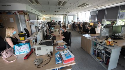 Des journalistes de l'agence de presse slovène STA à&nbsp;Ljubljana, le 24 juin 2021. (JURE MAKOVEC / AFP)