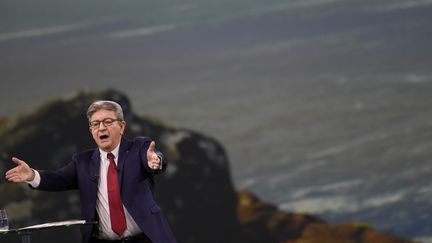 Le candidat de La France insoumise à la présidentielle, Jean-Luc Mélenchon, lors de son meeting "immersif et olfactif", à Nantes (Loire-Atlantique) le 16 janvier 2022 (SEBASTIEN SALOM-GOMIS / AFP)