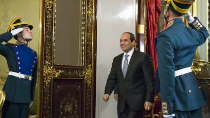 Le président égyptien Abdel Fattah Al-Sissi à son entrée au Kremlin, le 26 août 2015, dans le cadre de pourparlers pour l'élargissement de la coalition anti-Daech incluant un rapprochement avec Bachar Al-Assad. (Alexander Zemlianichenko/Pool/AFP)