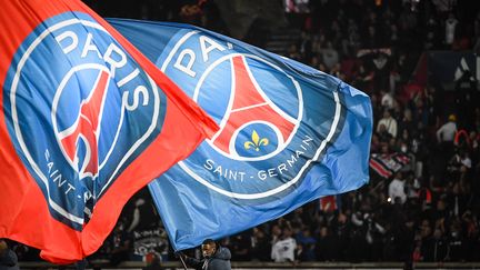 Les supporters du PSG lors du protocole d'avant-match contre Angers, le 15 octobre 2021. (MATTHIEU MIRVILLE / AFP)