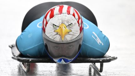 Aigle en approche&nbsp;!&nbsp;L'Américaine Katie Uhlaender&nbsp;arbore un casque personnalisé lors de la descente de skeleton à Pékin.&nbsp;La victoire se joue parfois dans les détails. (DANIEL MIHAILESCU / AFP)