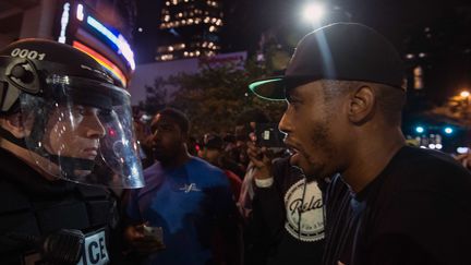 Le face-à-face s'est prolongé toute la nuit. Les manifestants réclamant justice après la mort de&nbsp;Keith Lamont Scott. Plusieurs stars de NBA ont fait part dans la nuit de leur consternation après la mort Keith Lamont Scott. "Je prie pour ma ville, nous méritons mieux que cela..." a&nbsp;écrit Stephen Curry sur Twitter. (NICHOLAS KAMM / AFP)