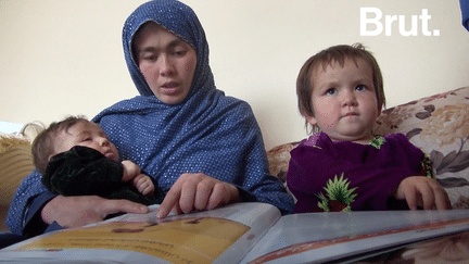 Les images de Jahantab Ahmadi passant un examen d’entrée à l’université avec son nourrisson sur les genoux ont suscité une forte émotion en Afghanistan, où le taux d’alphabétisation des femmes reste très bas.