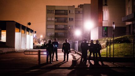 &nbsp;Des policiers en faction à Aulnay-sous-Bois (Seine-Saint-Denis), le 7 février 2017. (PIERRE GAUTHERON / HANS LUCAS / AFP)