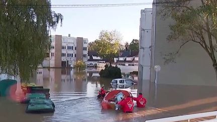 Certains quartiers de Blendecques, dans le Pas-de-Calais, se sont transformés en îlots après les récentes inondations. (FRANCEINFO)