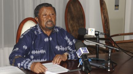 Jean Ping, lors d'une conférence de presse, à son domicile de Libreville (Gabon), le 2 septembre 2016. (STEVE JORDAN / AFP)