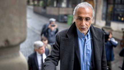 L'islamologue suisse Tariq Ramadan arrive au tribunal de Genève (Suisse), le 10 septembre 2024. (FABRICE COFFRINI / AFP)