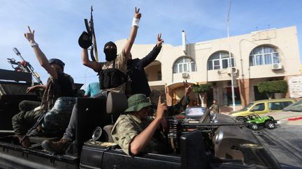 Les combattants du GNA, le gouvernement de Tripoli reconnu par l'ONU, célèbrent leur victoire dans les rues de Sabratha, ville reprise aux forces du maréchal Haftar, le 13 avril 2020. (HAZEM TURKIA / ANADOLU AGENCY)