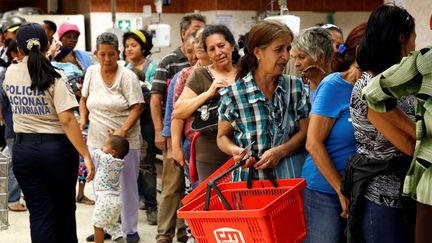 Des femmes attendent dans un supermarché de Caracas (Venezuela) pour acheter de la nourriture, le 30 juin 2016. (MARIANA BAZO / REUTERS)