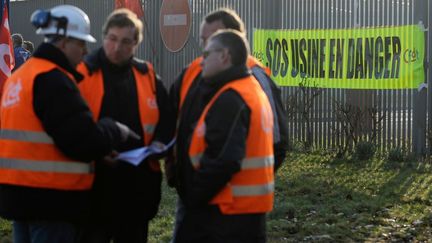 Des salari&eacute;s d'ArcelorMittal devant le site de l'usine de Florange (Moselle) le 13 mars 2012. (JEAN-CHRISTOPHE VERHAEGEN / AFP)