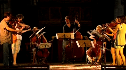 Les quatuors Debussy et Arranoa en pleine répétition à la collégiale de St Léonard de Noblat
 (France 3 Culturebox)