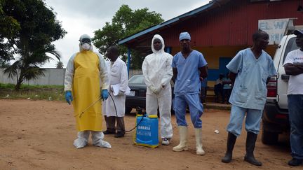 Du personnel de sant&eacute; attend des patients victimes du virus Ebola, le 12 ao&ucirc;t 2014, &agrave; Monrovia (Liberia).&nbsp; (ZOOM DOSSO / AFP)