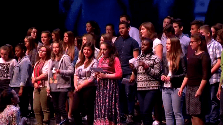 Les collégiens sur scène interprètent leurs chansons 
 (France 3 Pays de la Loire)