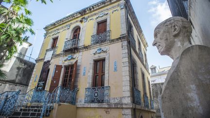 Le musée Victor Schœlcher à Pointe-à-Pitre (Guadeloupe), avec un buste de celui qui a aboli l'esclavage en 1848.&nbsp; (NICOLAS DERNE / AFP)