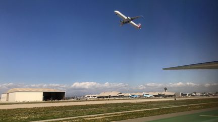 Un avion décolle de l'aéroport de Los Angeles, le 22 février 2017. (DANIEL SLIM / AFP)