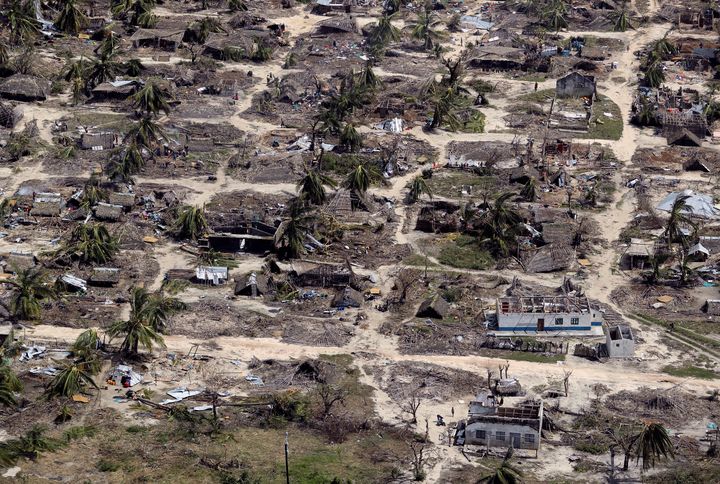 Bâtiments endommagés par le cyclone Kenneth dans un village de la province du Cabo Delgado (nord du Mozambique). Photo prise le 1er mai 2019. (REUTERS - MIKE HUTCHINGS / X00388)