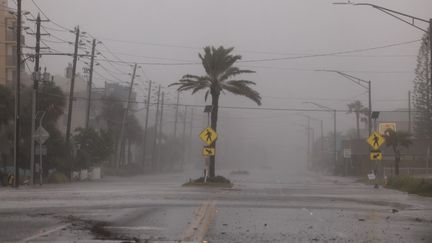 Une route vide à St. Pete Beach, en Floride (Etats-Unis), pendant le passage de l'ouragan Hélène, le 26 septembre 2024. (JOE RAEDLE / GETTY IMAGES NORTH AMERICA / AFP)