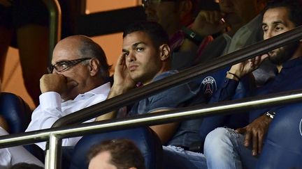 Hatem Ben Arfa dans les tribunes lors du match de Ligue des champions du PSG contre Arsenal, mardi 13 septembre 2016 (FRANCK FIFE / AFP)