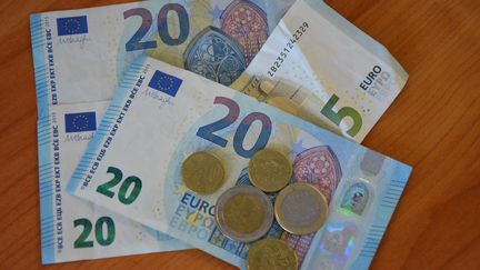 Des billets et des pièces de monnaie. (JEAN-CHRISTOPHE BOURDILLAT / RADIO FRANCE)