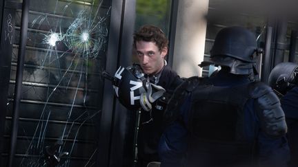 Le journaliste Gaspard Glanz, samedi 20 avril 2019 lors de son interpellation par les forces de l'ordre pendant une manifestation de "gilets jaunes" organisée place de la République à Paris. (ERIC DESSONS / JDD / SIPA)